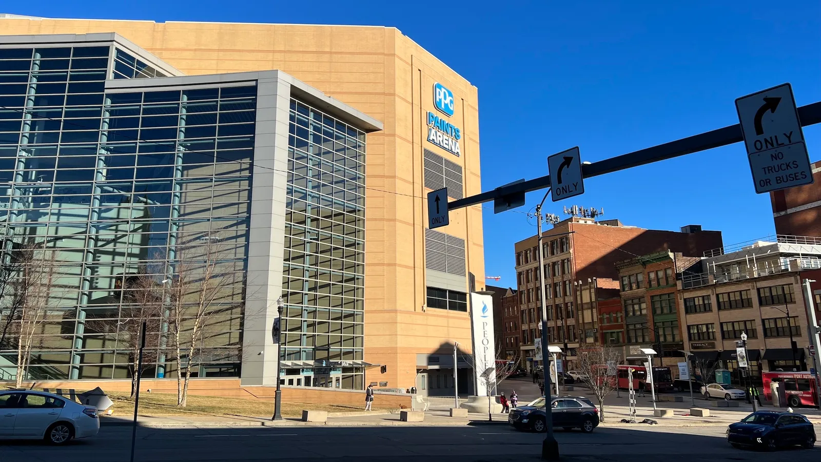 Penguins vs. Flyers, 7:08 p.m. taken Uptown. Photo by DEJAN KOVACEVIC / DKPS